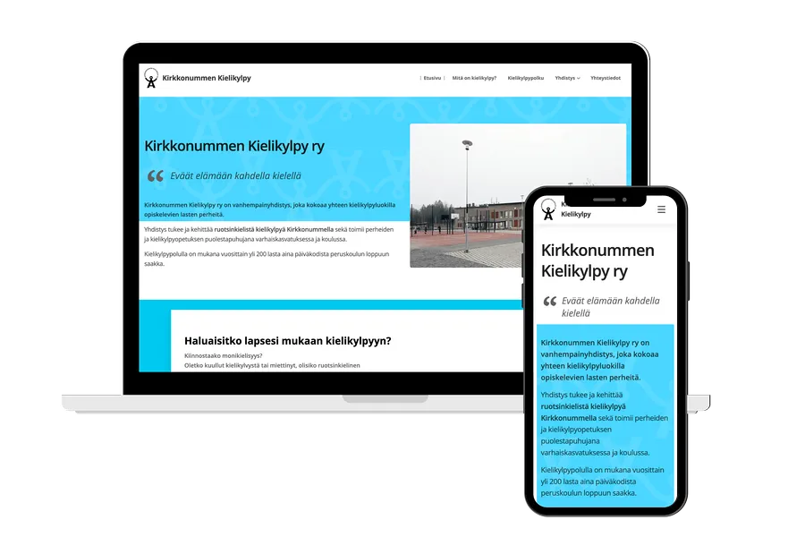 Kuva tietokoneen ruudusta, jonka edessä mobiililaitteen ruutu. Näihin upotettu kuva Kirkkonummen kielikylpy verkkosivun aloitusnäkymästä. 