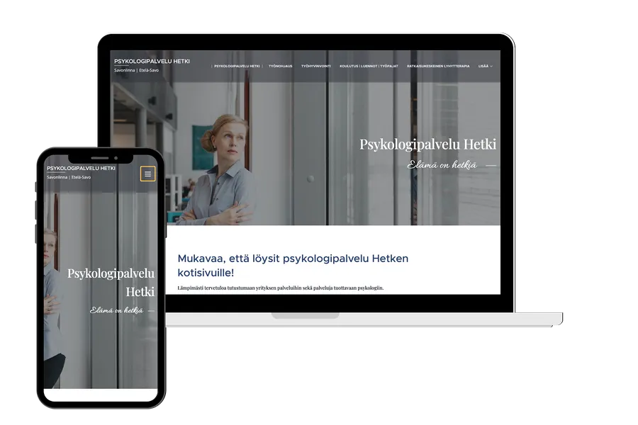 Kuva tietokoneen ruudusta, jonka edessä mobiililaitteen ruutu. Näihin upotettu kuva Psykologipalvelu Hetki verkkosivun aloitusnäkymästä. 